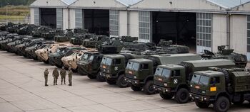 KOVESTAL-Militärfahrzeuge für den Export werden von Soldaten überwacht.