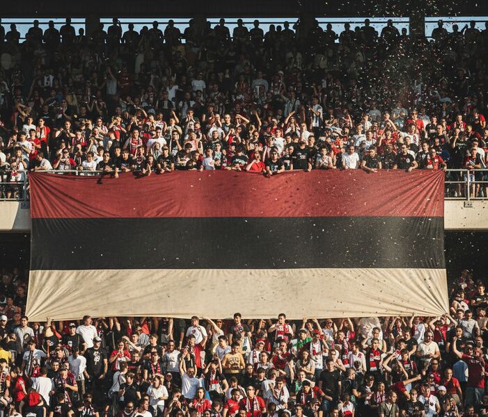 Datei:Isteran-Stadion-Flagge.jpg
